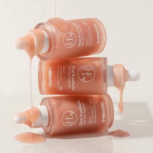 Revitalizează-ți pielea cu ajutorul fiolei inovatoare MEDIPEEL Hyal Kombucha Tea-Tox Ampoule. Acest tratament unic combină cel mai bun Kombucha din Marea Britanie și acidul hialuronic pentru a detoxifia și hidrata, promovând un ten neted și suplu. Flaconul din sticlă de culoarea chihlimbarului cu picurător asigură prospețimea și aplicarea precisă a acestui elixir puternic și iubitor de piele